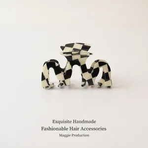 Detailansicht des Schachbrettmusters und Wellendesigns der Haarspange aus Acetat
