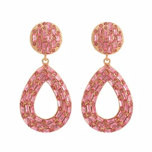Detaillierte Nahaufnahme von Vintage-Ohrringen mit rosa Strasssteinen in Tropfenform