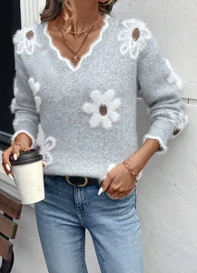 Dettaglio del maglione grigio con scollo a V e jacquard floreale bianco sfumato.