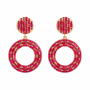 Detailansicht der geometrischen Vintage-Ohrhänger mit fuchsiafarbenen Strasssteinen und Gold.
