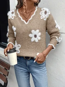 Primo piano di un elegante maglione color cammello con scollo a V e dettagli floreali