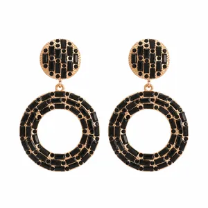Detailansicht der vintage geometrischen Ohrringe mit schwarzen Steinen in Gold für Damen