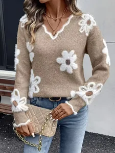 Vista dettagliata di un maglione elegante con scollo a V e motivo floreale jacquard