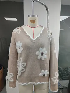 Maglione in maglia con scollo a V e jacquard floreale con fiori 3D in peluche