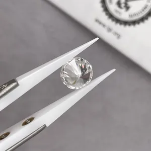 Diamante da laboratorio da 0,5 ct taglio brillante tenuto da pinzette professionali