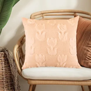 Weicher pfirsichfarbener Plüschkissenbezug mit eleganter Tulpenstickerei und Steppmuster