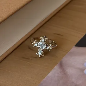 Λεπτομερής προβολή ενός κομψού ανοιχτού δαχτυλιδιού με πέτρα καρδιά και μοτίβο σταυρού