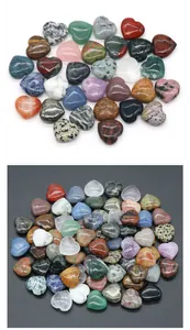 Sammlung von 20 mm herzförmigen Natursteinen in verschiedenen Farben und Texturen