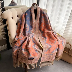 Nahaufnahme eines Vintage ethno Pashmina Schals mit Paisley Muster und Fransen Details