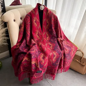 Detailaufnahme eines roten Vintage-Ethno-Paisley-Schals mit dekorativen Quasten und Fransen
