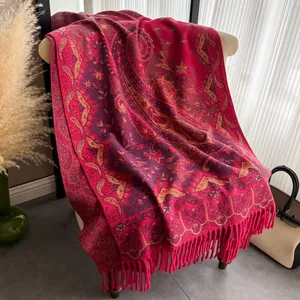 Ethno-Paisley-Schal mit dicken Fransenquasten, auf einem Stuhl präsentiert