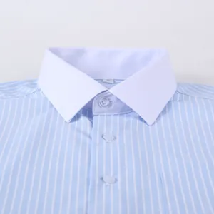 Dettaglio di una camicia da uomo a righe blu con colletto bianco e maniche lunghe.