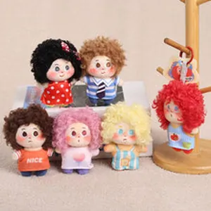 Bambole di peluche colorate con capelli ricci e abiti carini vendute in set.