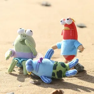 Tre colorate bambole di peluche di animali oceanici su una calda spiaggia sabbiosa