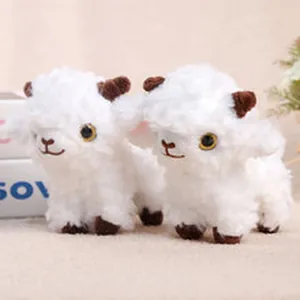 Vista dettagliata di due morbidi peluche a forma di pecora bianca con corna marroni.
