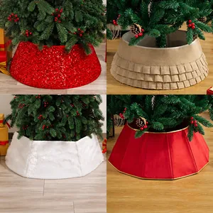 Auswahl an festlichen Weihnachtsbaumdecken in Roten Pailletten, weißem Kunstfell und Beige