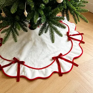 Weißer Plüsch Weihnachtsbaumrock mit festlichen roten Schleifen und Wellenrand