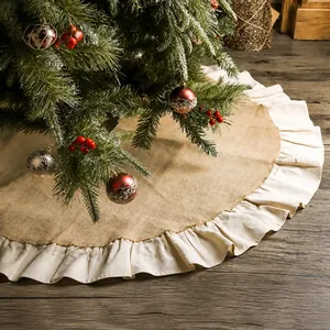 Detailansicht eines Sackleinen-Weihnachtsbaumrocks mit elegantem Rüschenrand