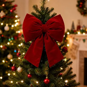Detailansicht einer großen roten Samtschleife auf einem geschmückten Weihnachtsbaum.