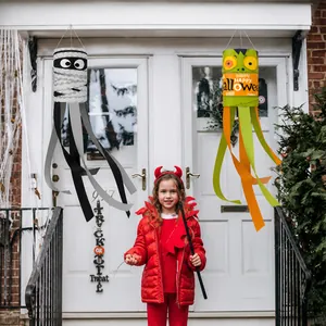 Halloween-Außendekoration mit Mumien- und Monster-Windsack-Bannern an einer Haustür