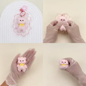 Détail d'un ours squishy en silicone rose à rebond lent montrant sa texture souple