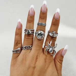 Vue détaillée de bagues gothiques avec motifs de crâne, d'araignée et de serpent