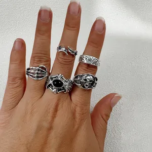 Lot de cinq bagues gothiques punk vintage avec motifs crâne et chauve-souris