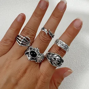 Vue détaillée de diverses bagues gothiques en argent avec crâne et chauve-souris style punk