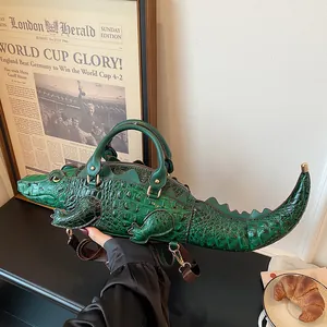 Detailansicht der originellen grünen Handtasche in 3D-Krokodilform mit Strukturhaut