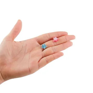 Perles étoiles en acrylique coloré pour bijoux DIY, présentées dans la paume
