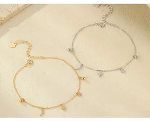 Dettaglio macro di braccialetti in argento sterling S925 con pendenti luna stella croce