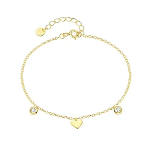 Detaillierte Ansicht des S925 Sterlingsilber Herz Armbands mit Zirkonia-Steinen.