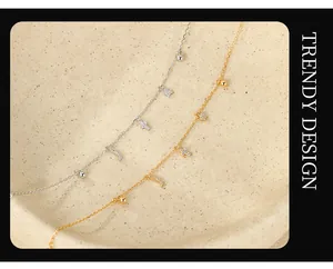 Primo piano di ciondoli a stella luna e croce su braccialetti in argento e placcati oro
