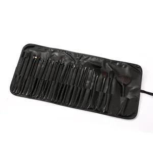 Vista detallada de un juego profesional de 24 brochas de maquillaje negras con estuche