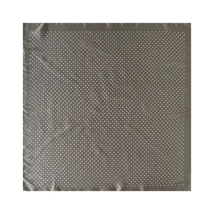 Primo piano di un foulard quadrato grigio a pois stile francese in finta seta