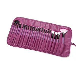Vista detallada de un juego de 24 brochas de maquillaje moradas con estuche enrollable.