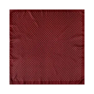 Dettaglio di un foulard bordeaux quadrato in seta con eleganti pois bianchi