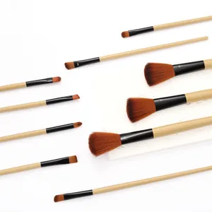Primer plano detallado de pinceles de maquillaje profesionales con mangos de madera fina