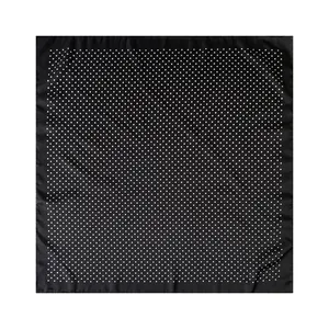 Una vista piatta di un elegante foulard quadrato in raso nero a pois bianchi chic