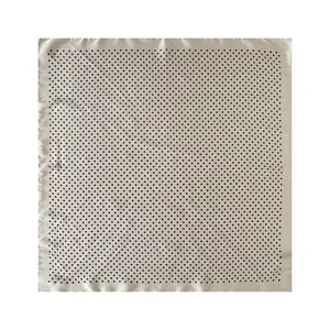 Vista dettagliata del foulard quadrato in raso champagne con motivo a pois neri