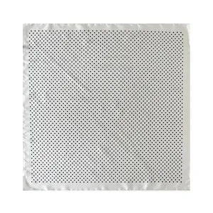 Elegante foulard quadrato bianco effetto seta con intramontabile stampa a pois neri.