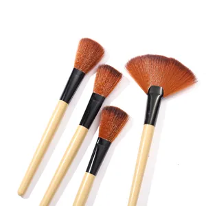 Primer plano de brochas de maquillaje con cerdas marrones en abanico y puntiagudas