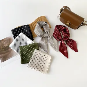 Eleganti foulard a pois in finta seta da donna in vari colori alla moda
