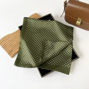 Dettaglio foulard quadrato a pois verde oliva con trama in finta seta lucida e morbida