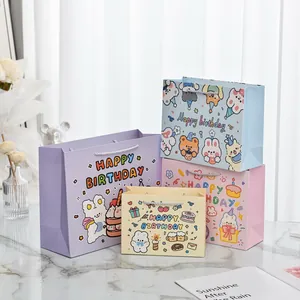 Detailansicht verschiedener pastellfarbener Cartoon-Geschenktüten mit Happy Birthday-Motiv