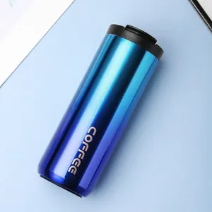Detail van een 550ml blauwe roestvrijstalen koffiebeker met deksel