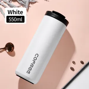 Detailopname van een witte roestvrijstalen koffiebeker met een inhoud van 550 ml