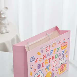 Detailansicht der rosa Geschenktüte mit süßem Hasen und Happy Birthday-Schriftzug