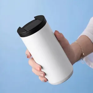 Detailopname van een draagbare witte 304 roestvrijstalen koffiebeker met zwart deksel