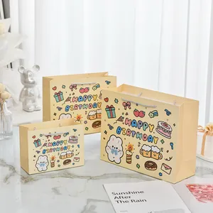 Präsentation von drei verschieden großen Cartoon-Geschenktüten mit Geburtstagsthemen